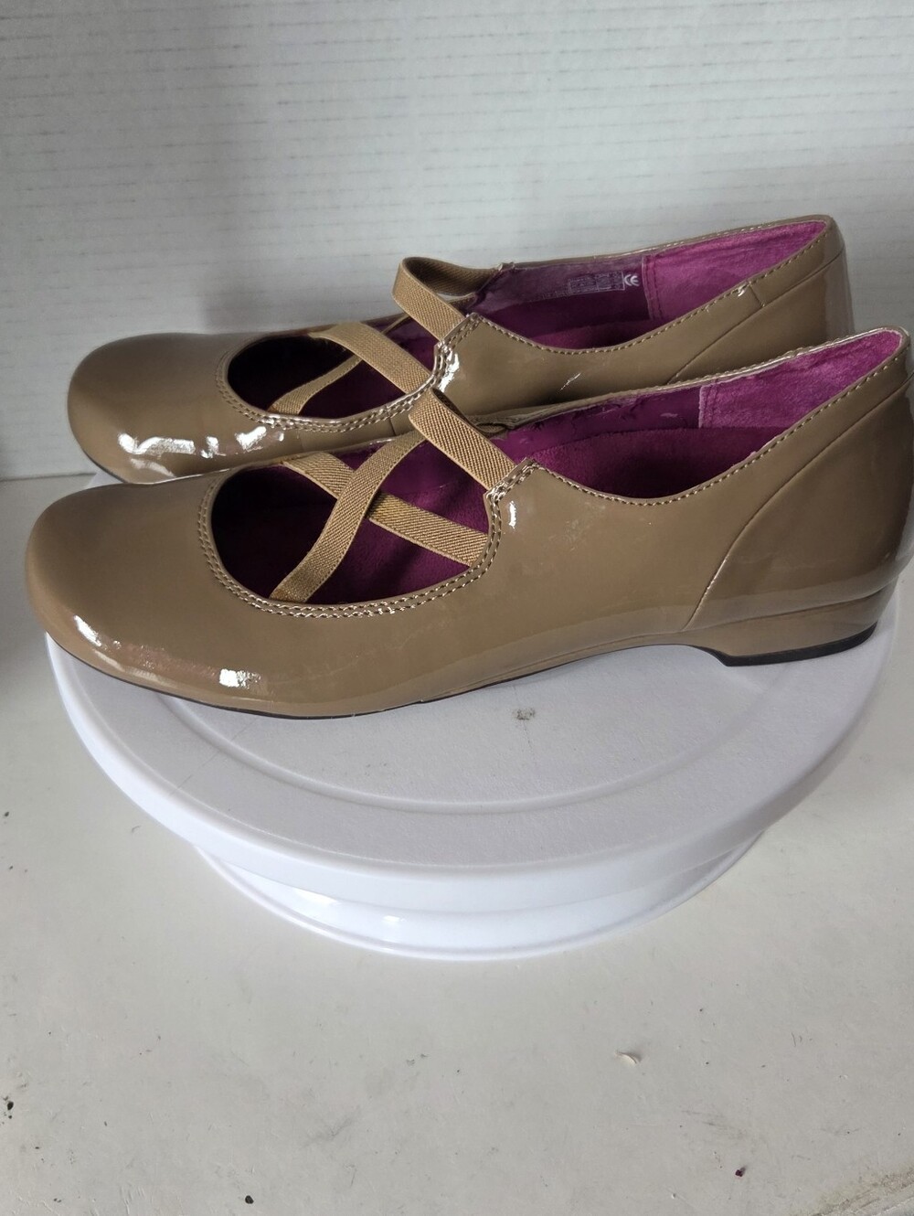 Vionic Creamy Tan Elastic Strap Patent Leather Ballet Flats Size 7.5
